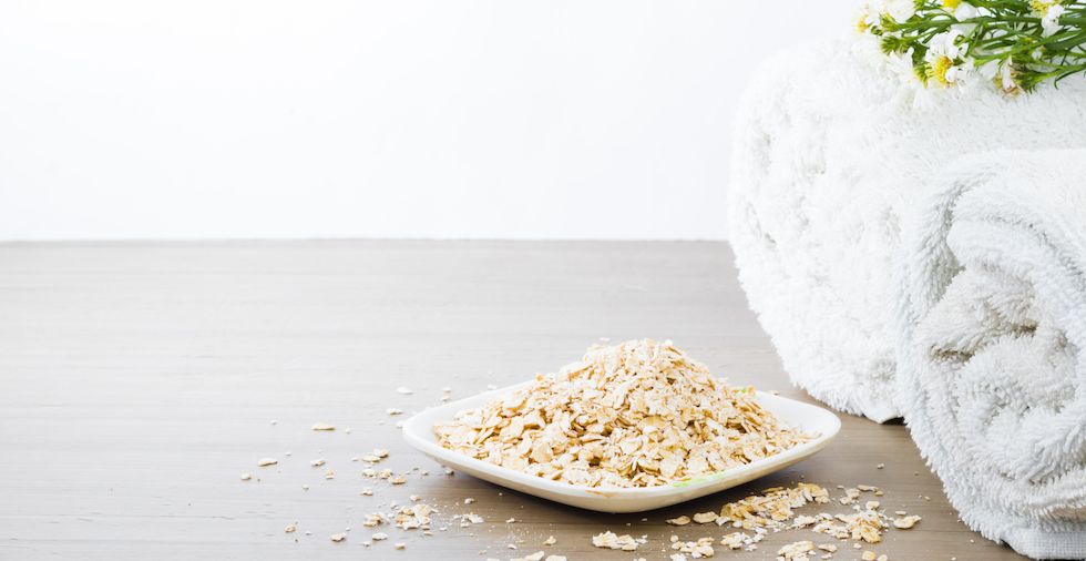 How To Use Oatmeal For Skin (6 Skincare Benefits)