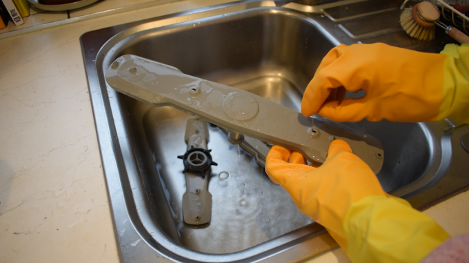 Dishwasher spray arms