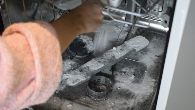 Cleaning dishwasher with baking soda