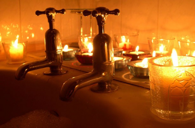 candles-around-bath