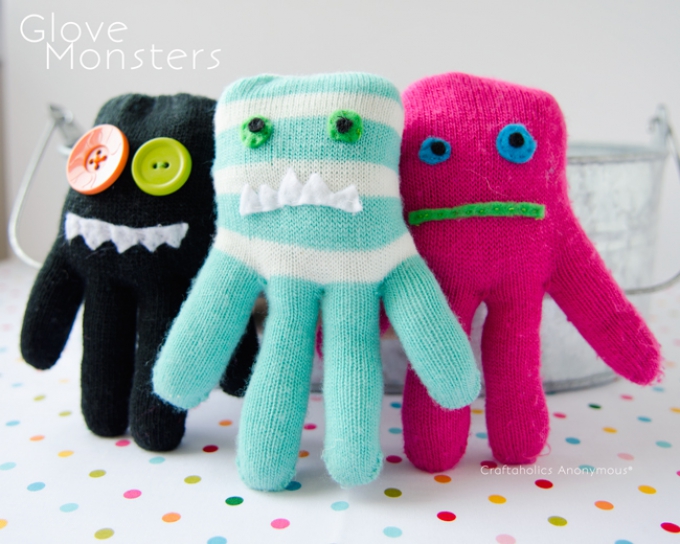 DIY Christmas Gifts glove monster puppets