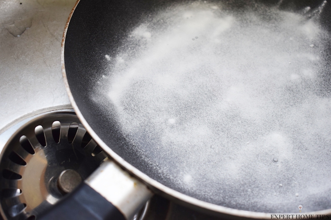 HOW TO CLEAN DIRTY PANS WITH BICARBONATE OF SODA & VINEGAR