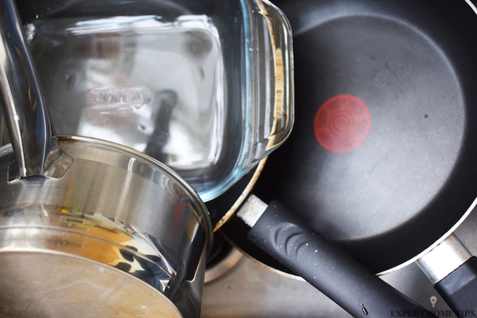 HOW TO CLEAN DIRTY KITCHEN PANS 