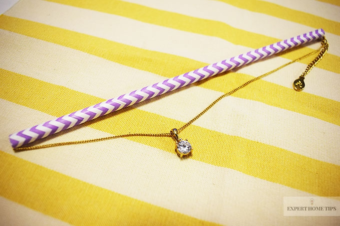 use a straw to prevent necklace from tangling