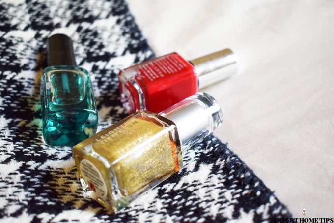 nail varnish red gold green