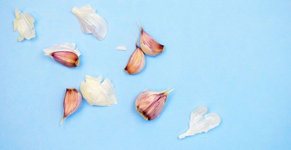 20 Uses For Garlic (That DON'T Involve Cooking!)