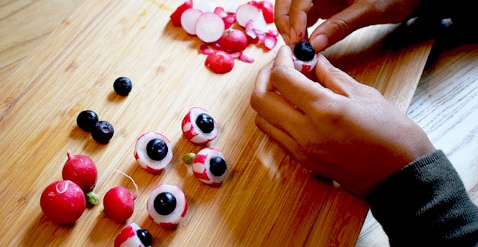 Make A Super Easy Yet Totally Eerie Eyeball Punch This Halloween