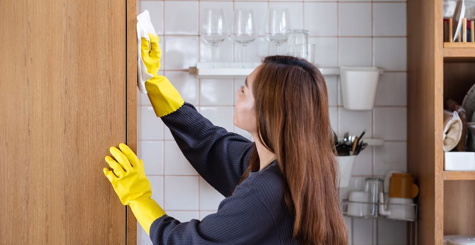 How To Clean Kitchen Cupboard Doors (Make Them Look Good As New!)